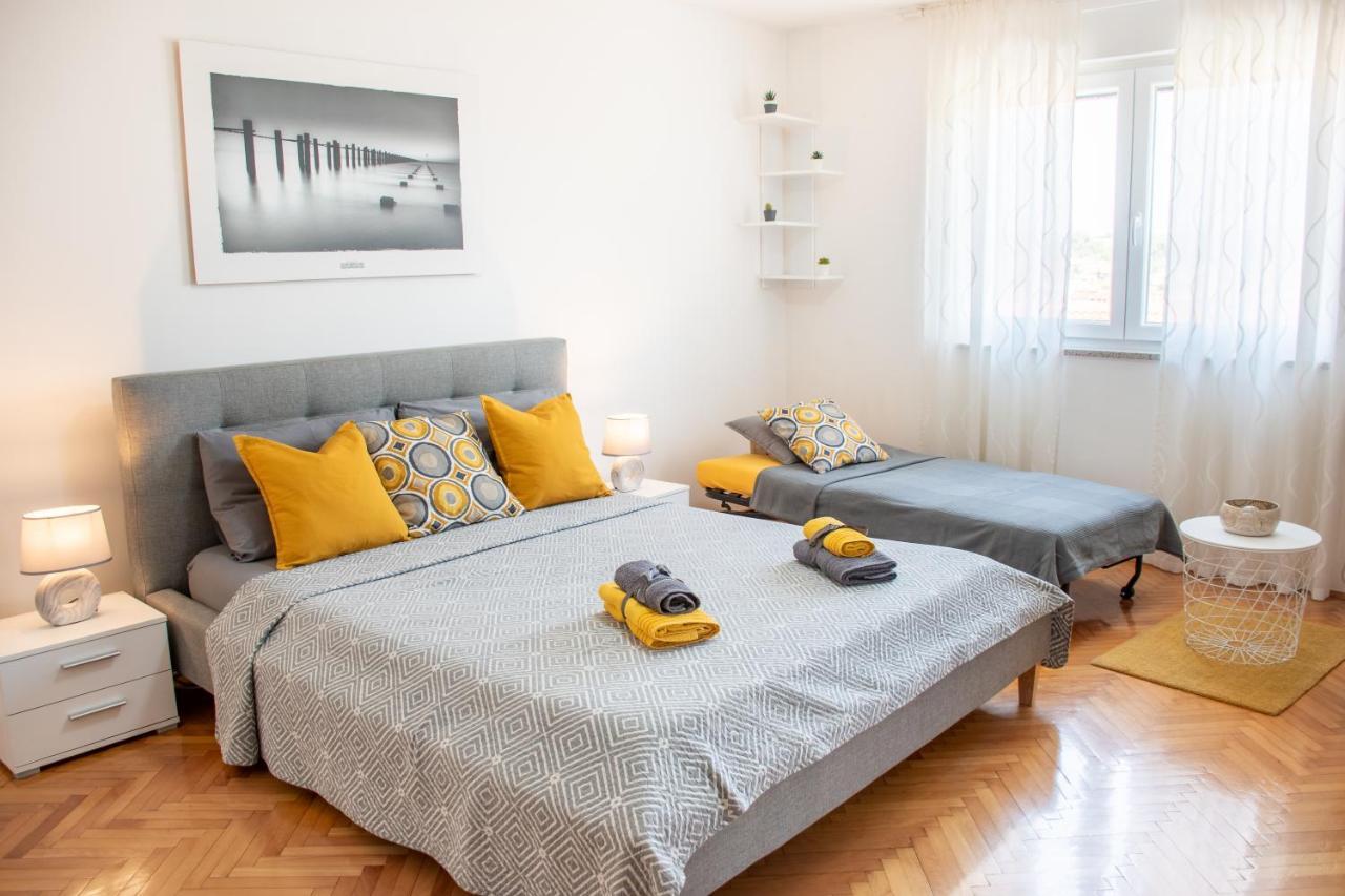 Apartment Dorrea Pula Exteriör bild